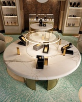 Design d'intérieur de boutique de parfums de luxe, présentoirs haut de gamme avec éclairage LED