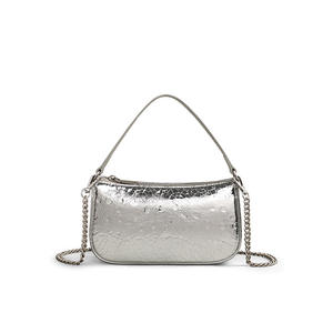 Bolso Bandolera de Cuero de Grano Completo con Diseño Metálico Plateado con Textura de Cocodrilo y Acabado Reflectante de Alto Brillo, Futurista y Lujoso - Product Image 1