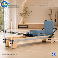 Reformer Pilates en bois d'érable bleu ardoise à rail complet avec barre transversale à poulie réglable pour l'entraînement en studio contemporain