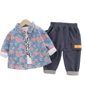 Nuevo Conjunto de Tres Piezas para Bebés: Chaqueta Tipo Cárdigan de Manga Larga, Camisa Estampada y Pantalones - Product Image 1
