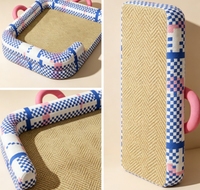 Tapis rafraîchissant portable pour animaux de compagnie à motif à carreaux bleu rose, avec double rehausseur de cou aux coins, poignée de transport rose intégrée et surface en rotin tressé naturel