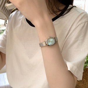 Reloj exquisito de estilo retro para estudiantes, pequeño y sencillo, moderno, de forma ovalada, analógico. - Product Image 3