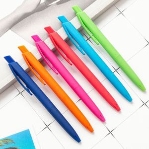 Bolígrafo de Plástico Recubierto de Goma de 0.7 mm de Ancho, Colorido, con Logotipo Personalizado, para Regalo de Regreso a Clases, Venta al Por Mayor - Product Image 1