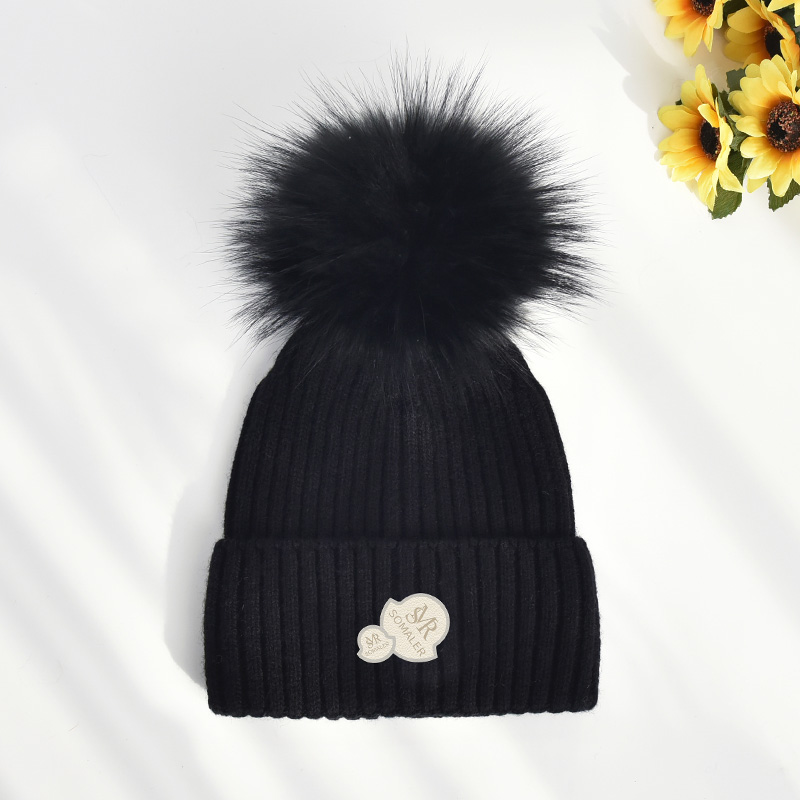 Noir avec pompon noir