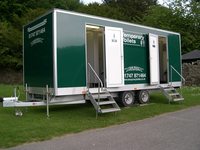 Remorque Sanitaire Mobile de Luxe à 5 Stations en Acier Inoxydable avec Options Personnalisables pour Événements en Appartement