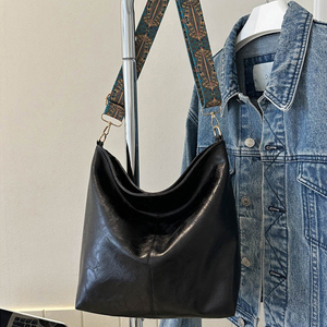 Bolso de Mano Espacioso para Mujer en Diseño Clásico Vintage con Correa Ancha y Cómoda para Usar en Primavera y Verano - Product Image 3