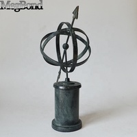 Statue artisanale en métal élégante petite sphère armillaire Globe en fonte de bronze durable avec figurine soudée à la main résistante aux intempéries