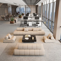 Ensemble de canapés modernes en cuir capitonné, en ligne droite, pour espace de repos professionnel de luxe et sophistiqué, idéal pour les bureaux et les salles d'accueil.