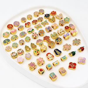 Cuentas espaciadoras de esmalte con amuletos de la suerte para la fabricación de pulseras DIY, cuentas de festivales chinos, cuentas de gato de la fortuna, mariposa y flor para diseño de joyas - Product Image 2