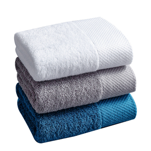 Peignoir de Bain de Luxe pour Hôtel, Serviette Blanche, Logo Personnalisé, Ensemble de Serviettes de Bain pour Hôtels Cinq Étoiles 100% Coton - Product Image 1
