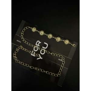 Cinturón de Cadena Dorado para Mujer, Estilo Y2K, Cinturones de Metal de Latón con Detalle de Amuleto Solar - Product Image 3