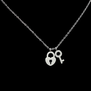 สร้อยคอเครื่องประดับสแตนเลสชุบทอง 18k พร้อมจี้รูปกุญแจ - Product Image 4