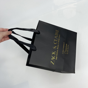 Bolsas de Papel Negro Mate Personalizadas de Alta Calidad al por Mayor con Logotipo Dorado - Bolsas de Embalaje para Cosméticos para Negocios - Product Image 3