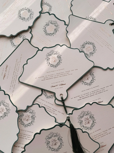 Menú de Boda con Borde Festoneado, Corona Floral Verde, Monograma, Borla de Perlas, Papelería para Mesa de Boda - Product Image 1