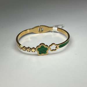 กำไลข้อมือแฟชั่น สแตนเลสสตีล 316L ชุบทอง PVD ดีไซน์ใบโคลเวอร์เคลือบสีเขียว ปรับขนาดได้ - Product Image 1