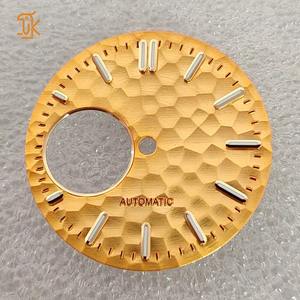 Esfera de reloj personalizada con acabado Perlage de 28.5mm para NH38, con ventana esqueletizada, índices 3D aplicados y textura de panal dorada, para NH34 - Product Image 1