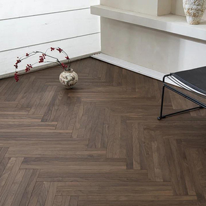 Plancher en bois d'ingénierie à chevrons de 18 mm, en noyer noir de qualité AB, avec revêtement en poudre à trois couches, norme ISO9001, pour immeuble de bureaux - Product Image 2