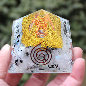 Ornement en résine époxy cristalline en forme de pyramide avec spirale en fil de cuivre, décoration d'intérieur, cadeau de bureau - Product Image 3