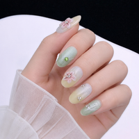 Ongles artificiels faits à la main, style chinois, motif floral élégant, avec paillettes matcha printanières et accents jaunes nude