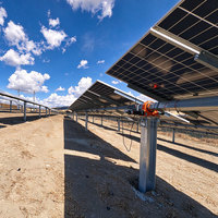 Système de suivi de panneaux photovoltaïques efficace, tracker solaire plat à axe unique avec composants de contrôle pour centrale solaire à grande échelle