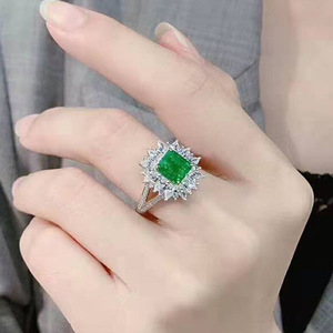 Anello a Forma Quadrata di Colore Verde Design Elegante Anello da Dito per Donne - Product Image 2