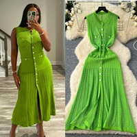 Robe en tricot crocheté ajouré, col en V, sans manches, boutonnage simple, cintrée à la taille, style vintage premium, Printemps/Été 2026
