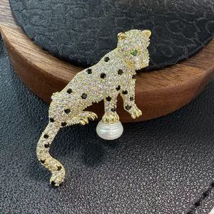 小批量定制徽标生动斑点豹纹动物雕塑巴洛克珍珠脚饰胸针珠宝制造商支持 - Product Image 1