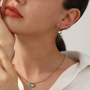 Ensemble de bijoux luxueux et mignon en acier inoxydable plaqué or 18 carats, collier avec boucles d'oreilles en forme de cœur à double couche pour femmes - Product Image 6