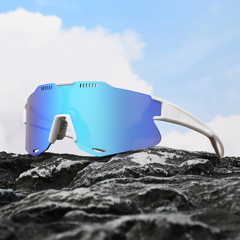 Espejo lleno de hielo azul