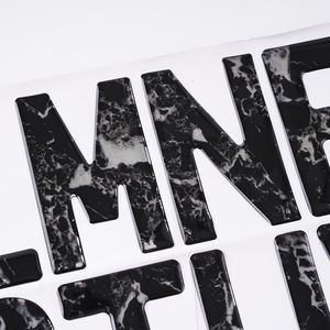 Placa de Matrícula Personalizada para Automóvil, Placa de Matrícula del Reino Unido, Letras Negras en Fibra de Carbono 3D, Letras con Purpurina Plateada - Product Image 1