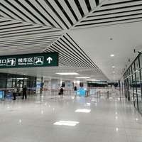 Plafond suspendu en aluminium ignifuge en forme de U moderne pour magasins et immeubles de bureaux en Chine