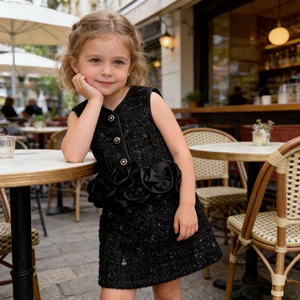 Nuovo Stile Estivo: Set Elegante per Bambini con Gilet Nero Lucido e Gonna Aderente - Product Image 3