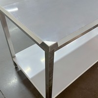 Table de travail en acier inoxydable haute capacité et robuste avec dosseret et pieds carrés, plan de travail pour cantine scolaire