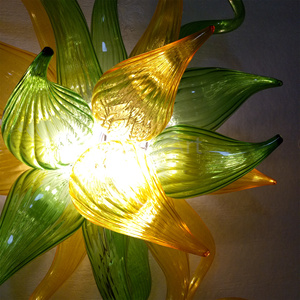Applique en verre soufflé de style Chihuly personnalisée faite à la main de couleur verte et ambre - Product Image 4