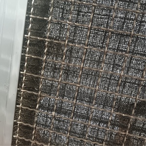 Le design perforé du filtre <span class=keywords><strong>à</strong></span> graisse en acier inoxydable dans les cuisines professionnelles japonaises permet <span class=keywords><strong>à</strong></span> la <span class=keywords><strong>hotte</strong></span> aspirante <span class=keywords><strong>de</strong></span> recevoir un flux d'air. - Product Image 2