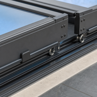 Abri de piscine télescopique moderne à profil bas avec toit en verre trempé pour piscines commerciales et utilisation extérieure