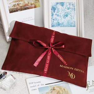 Sacchetto in Velluto Rosso di Alta Qualità per Imballaggio Vestiti, Busta Personalizzata con Logo Stampato per Parrucche, Lingerie e Accessori - Product Image 3