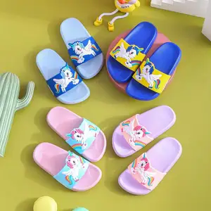 Yeni yaz Unicorn çocuk terlik erkek sandalet bebek kız terlik PVC yumuşak plaj ayakkabı kapalı çocuk gökkuşağı rahat Flip flop