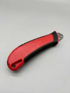Изготовленный на заказ логотип цветной резиновый красный универсальный нож Коробка резак ABS ручка стальной выдвижной нож искусства
