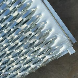 Grille en acier inoxydable robuste avec surface galvanisée pour une utilisation en extérieur, durable, résistante aux intempéries et de taille personnalisable - Product Image 2