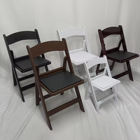 Chaises pliantes en résine marron à grain de bois rembourrées en plastique, capacité 450 kg, pour événements, mariages et fêtes en gros