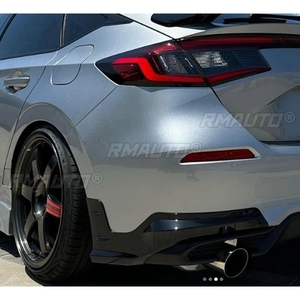 ชุดแต่งกันชนหลัง Honda Civic Hatchback รุ่นที่ 11 ปี 2022-2024 พร้อมสปลิตเตอร์ข้าง สีดำเงา ลายคาร์บอนไฟเบอร์ - Product Image 4