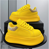Chaussures pour hommes 2026 Nouveau style Chaussures de skate d'été respirantes à plateforme rehaussante Chaussures blanches à semelle épaisse