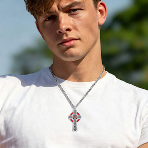 Collier pendentif croix celtique Merryshine pour homme, laiton plaqué rhodium, obsidienne noire, émail rouge, bijoux religieux, vente en gros - Product Image 4