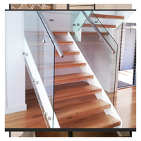 Escaliers à double face avec motif circulaire décoratif, marches en chêne, effet lumière et ombre, design de marches flottantes