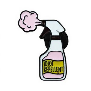 Broche de dibujos animados creativo con forma personalizada de botella de spray repelente de idiotas, para limpieza de aceite por goteo, decoración de bolsos, en stock - Product Image 1