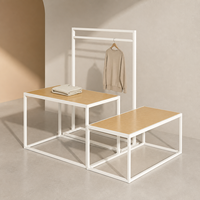 Tables de présentation de vêtements pour la vente au détail avec cadres métalliques ouverts pour pulls pliés, chemises et accessoires de mode