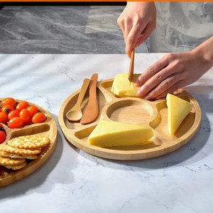 Plateau à fromage en bambou avec séparateurs pour servir le fromage et les en-cas - Product Image 1