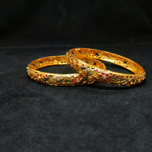 Ensemble de Bracelets Plaqué Or à Motifs Floraux et Pierres Rouges, Bijoux Traditionnels Indiens de Mariage pour Femmes et Filles, Idéal pour les Fêtes - Product Image 1