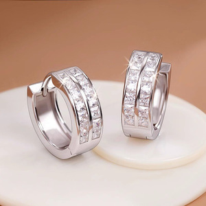 Pendientes Skilo Huggie de Plata 925 con Baño de Rodio y Cristales Engastados, Estilo Geométrico de Lujo para Uso Diario - Product Image 3